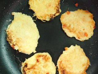 11、土豆鸡蛋饼,煎至金黄后翻面继续中小火慢煎