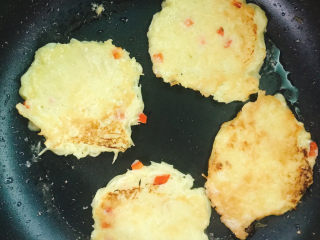 12、土豆鸡蛋饼,煎至两面金黄色