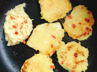 10、土豆鸡蛋饼,中小火慢慢煎。