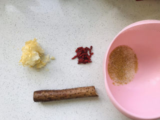 1、山药枸杞粥,所有用到的食材都在这里了(两人份);