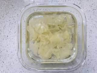 2、山药枸杞粥,泡发银耳;