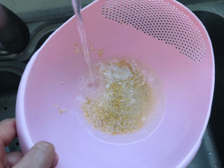 3、山药枸杞粥,大米小米淘洗干净;