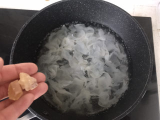 6、山药枸杞粥,炖银耳的时候放入适量冰糖;
