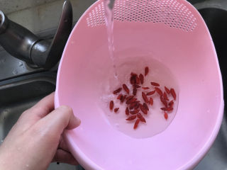 7、山药枸杞粥,把枸杞淘洗干净;