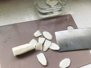 8、山药枸杞粥,山药去皮切成片或者小块;