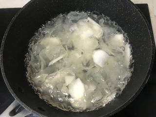 11、山药枸杞粥,炖煮山药银耳羹;