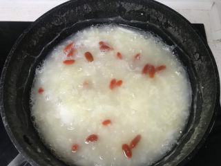 16、山药枸杞粥,银耳山药枸杞粥完成;