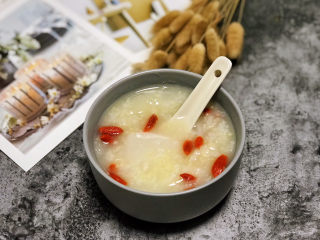 17、山药枸杞粥,金银二米粥+水晶山药银耳羹,再加入点睛的红色枸杞,让这碗粥的营养和口味双升级。