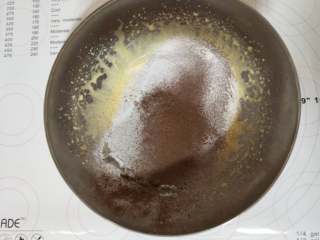 1、大黄蜂慕斯蛋糕,可可粉和低筋面粉混合过筛入蛋黄糊中。用刮刀翻拌均匀成巧克力蛋糊