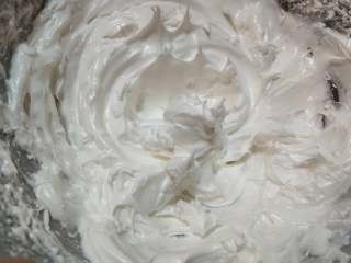 2、大黄蜂慕斯蛋糕,将蛋白放入另一盆中，分三次加入剩余的细砂糖（打至蛋白起粗泡时加一次，细腻的泡沫加一次，出现纹路时加最后一次），提起打蛋器，蛋白呈现小立角状即可