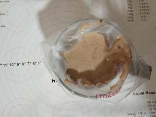 3、大黄蜂慕斯蛋糕,加入一半蛋白到巧克力蛋糊中，用刮刀翻拌均匀，然后将拌好的巧克力蛋糊倒回蛋白盆中，用刮刀翻拌均匀，成巧克力蛋糕糊！将巧克力面糊装入裱花袋中，底部剪小口