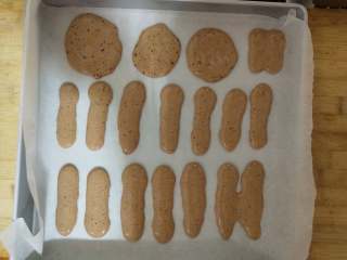 4、大黄蜂慕斯蛋糕,学厨11寸kitty烤盘垫油纸，将面糊挤入烤盘中成长条形！也挤出两片圆形的饼干片