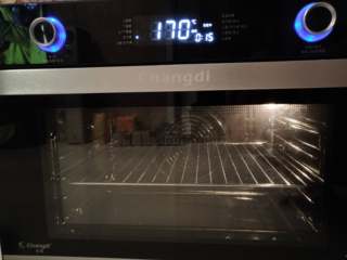 5、大黄蜂慕斯蛋糕,长帝空气烤用空气烤功能预热170度