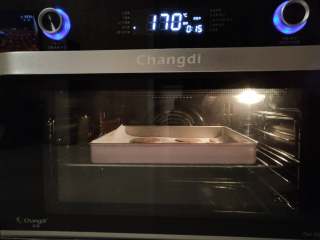 6、大黄蜂慕斯蛋糕,烤盘放烤箱中层170度烤15分钟即可！烤好的饼干晾凉以后直接吃，就是酥脆的可可口味的手指饼干