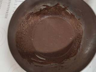 7、大黄蜂慕斯蛋糕,牛奶和可可粉混合均匀