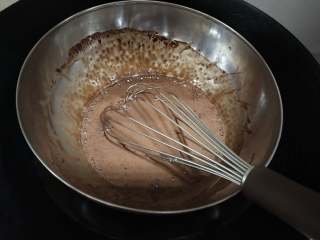 8、大黄蜂慕斯蛋糕,泡好的吉利丁粉加入牛奶可可粉溶液中，隔水加热至吉利丁粉完全融化