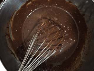 10、大黄蜂慕斯蛋糕,将融化好的巧克力加入到牛奶可可溶液中拌匀