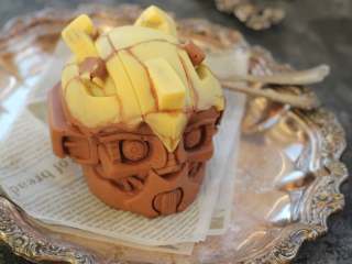 14、大黄蜂慕斯蛋糕,将慕斯拿出来脱模就好啦！每一个男孩都会爱不释手的大黄蜂！超级酷！