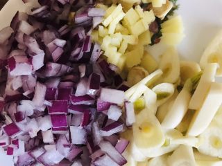 1、茄汁黄鱼焖豆腐,洋葱切末、姜切末、大蒜切片