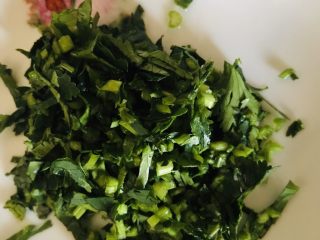 3、茄汁黄鱼焖豆腐,香菜洗净切末