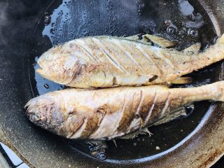 5、茄汁黄鱼焖豆腐,锅加油下入腌好的黄鱼煎制两面金黄
