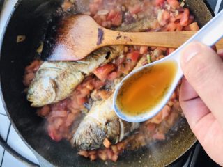 9、茄汁黄鱼焖豆腐,烹入3汤匙料酒