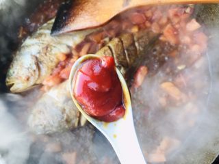 12、茄汁黄鱼焖豆腐,加入2汤匙番茄炒司