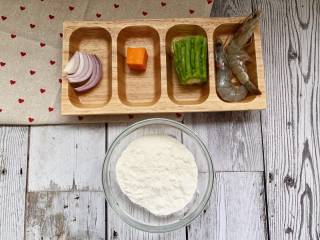 1、【宝宝辅食】鲜虾疙瘩汤,准备食材：面粉 小半碗、洋葱、胡萝卜、苦瓜、鲜虾 2只