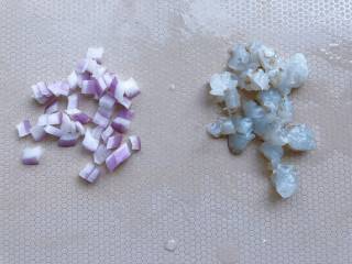 4、【宝宝辅食】鲜虾疙瘩汤,虾去头去尾，挑出虾线切小丁、洋葱切成小丁