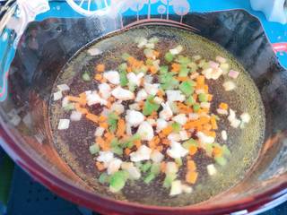 7、【宝宝辅食】鲜虾疙瘩汤, 待出香味后加入适量的温水，烧开后转小火加入苦瓜和胡萝卜