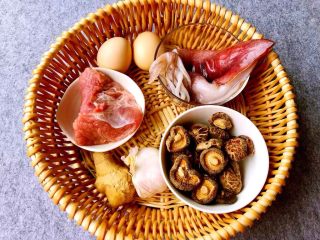 2、福州炒线面,瘦肉100g,鱿鱼100g,鸡蛋2个,干香菇30g,生姜10g,蒜头20g