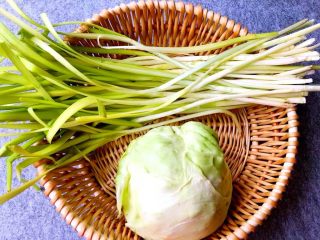 3、福州炒线面,韭黄100g,包菜200g