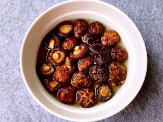 5、福州炒线面,干香菇提前一个小时用温水泡发