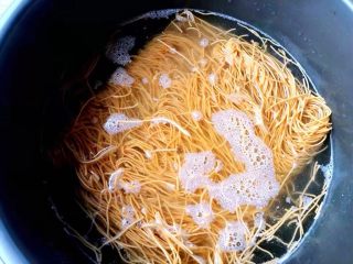 8、福州炒线面,线面用热水浸泡2分钟,泡软即可