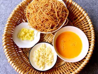 9、福州炒线面,姜蒜切末,蛋打成蛋液,线面泡好沥水待用