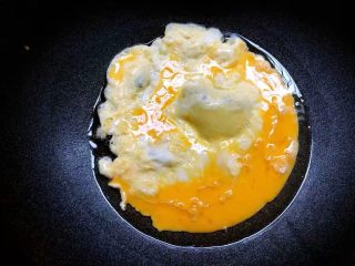 12、福州炒线面,热锅热油,倒入蛋液,把蛋炒熟,盛到碗里待用