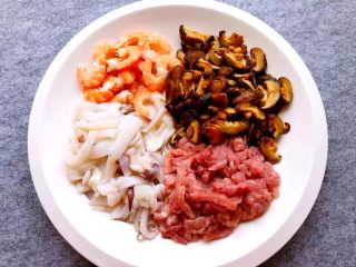 10、福州炒线面,鱿鱼撕掉外面那层膜,洗净切条,瘦肉洗净切肉丝,香菇浸泡好切小块,虾去皮