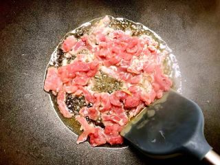 13、福州炒线面,锅里放入少许油,放入肉丝翻炒至变色
