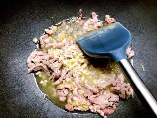 14、福州炒线面,放入姜蒜末炒香