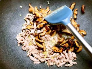 15、福州炒线面,放入香菇翻炒