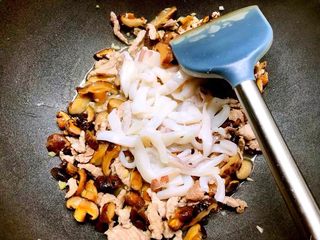 16、福州炒线面,放入鱿鱼翻炒