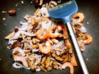 17、福州炒线面,放入虾仁翻炒