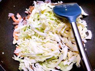 18、福州炒线面,放入包菜翻炒一下