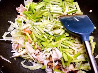 19、福州炒线面,放入韭黄炒软