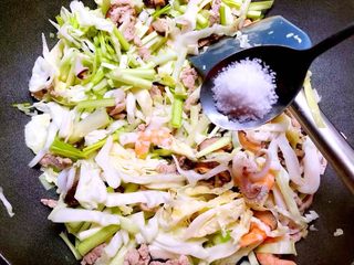 20、福州炒线面,放入1g盐翻炒均匀