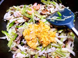 21、福州炒线面,放入炒好的鸡蛋