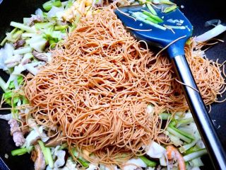 22、福州炒线面,放入线面翻炒