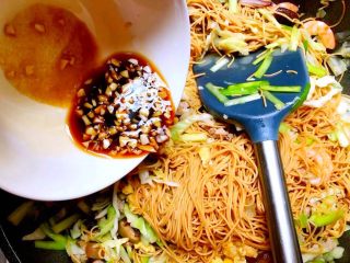 23、福州炒线面,倒入酱汁,翻炒至酱汁完全被线面吸收