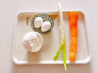 1、胡萝卜鸡蛋饼,食材准备好。