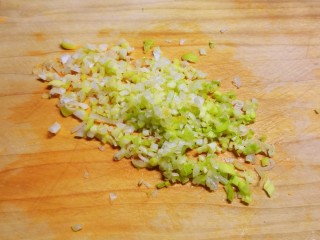 2、胡萝卜鸡蛋饼,葱切碎。